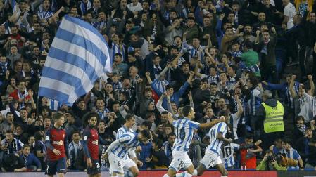 Los jugadores de la Real Sociedad celebran uno de los goles ante la desesperación de Cardona y Aridane.