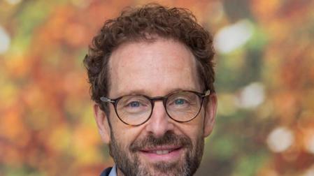 Albert Recasens, investigador del ICS de la Universidad de Navarra, dirige el conjunto de música antigua La Grande Chapelle durante un festival de música barroca.