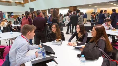 Varias estudiantes, en la jornada del Recruiting Day en la Universidad de Navarra.