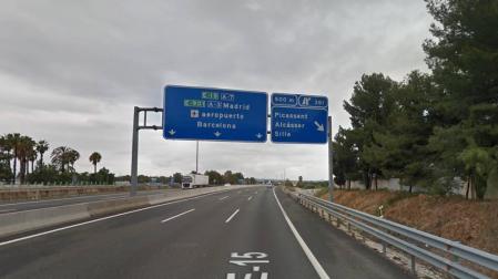 Un conductor en sentido contrario causa dos muertos en la A7 en Valencia