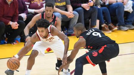 Ibaka defiende a Collin Sexton.