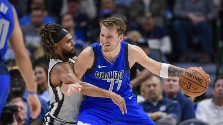 Triple-doble de Doncic con 42 puntos para la victoria de los Mavericks ante los Spurs