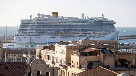 Vista del crucero "Costa Esmeralda", en el puerto de Civitavecchia, al noroeste de Roma