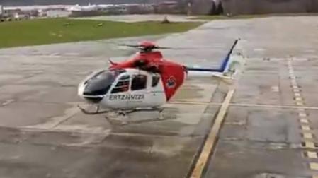Un helicóptero de la Ertzaintza ha acudido al lugar del suceso.