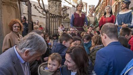 Reparto de monedas en la festividad de San Felices en Viana.
