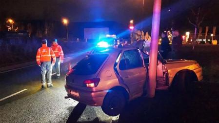 Un conductor choca contra una farola y da positivo en alcohol en Mutilva Baja