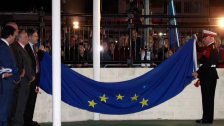 Gibraltar se despide de la UE con la arriada de la bandera europea