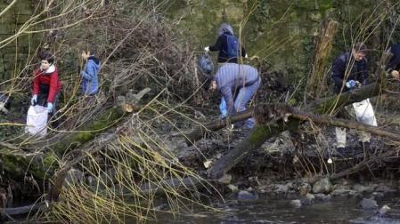400 voluntarios, convocados por Alianza por el Clima, limpiaron el Arga.