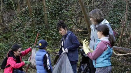 400 voluntarios, convocados por Alianza por el Clima, limpiaron el Arga.