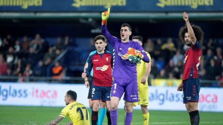 Sergio Herrera y Aridane piden fuera de juego en la jugada del penalti a Paco Alcácer.