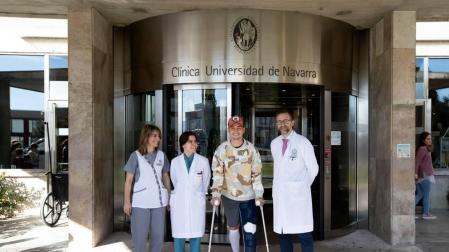 El Chimy Ávila esta mañana mañana saliendo de la Clínica Universidad de Navarra en compañía del doctor Andrés Valentí y su equipo.
