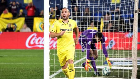 Santi Cazorla celebra el tercer gol mientras Sergio Herrera recoge el balón de las redes.