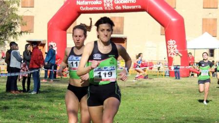 Javier Nagore y Alicia Carrera (Grupoempleo Pamplona Atlético) llegaron a Estella para revalidar el título foral en larga distancia en el cross del Club Atlético Iranzu.
