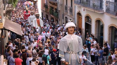 Todas las fotos de la salida de la Comparsa de Gigantes y Cabezudos en San Fermín Txikito.