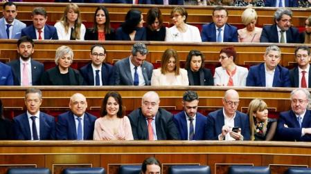 Pablo Iglesias y los ministros de Unidas Podemos aplauden al rey en el Congreso