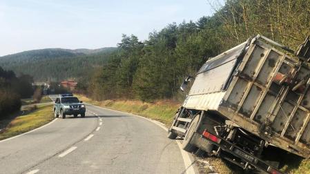 La salida de vía de un camión altera el tráfico de la N-135 en Zubiri