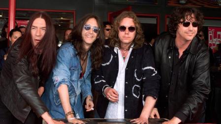 foto de Los miembros del grupo de rock The Black Crowes en una foto de 2001
