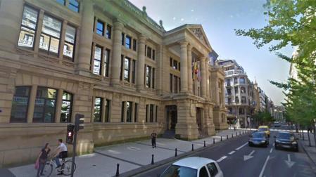 Condenado a seis años por abusar de su hija adoptiva en Hernani