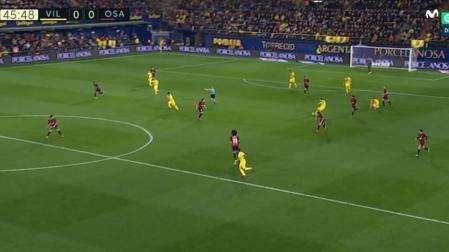 1-0 TRIGUEROS-ALCÁCER. El medio lanza el pase al punta, que parte de su campo. No es fuera de juego.