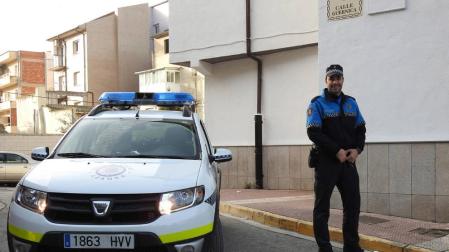 Juan Luis Pellejero Verdejo en el lugar en el que encontró inconsciente a la pequeña de 13 meses.