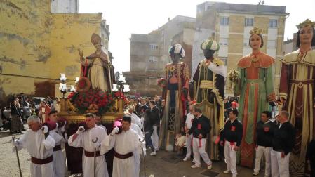 Los miembros de la cofradía de San Blas portan la talla del santo en los metros finales de la procesión ante la mirada de la comparsa.