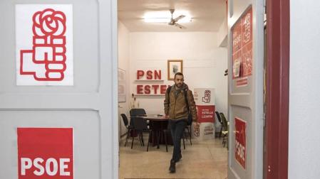Jorge Crespo abandona la sede del PSN de Estella tras su comparecencia ante los medios.