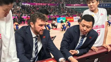 El entrenador pamplonés César Rupérez da indicaciones a sus jugadoras del Shanxi Riu Flame.