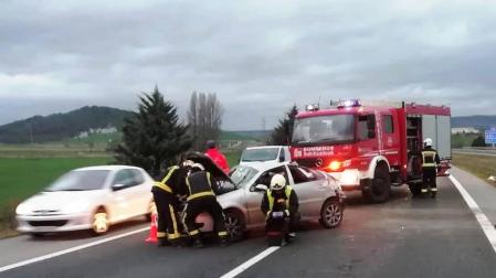 Un herido tras el choque entre dos vehículos en la AP15 en Tiebas