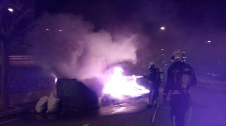 Los bomberos apagan el fuego de unos contenedores anterior en Tudela