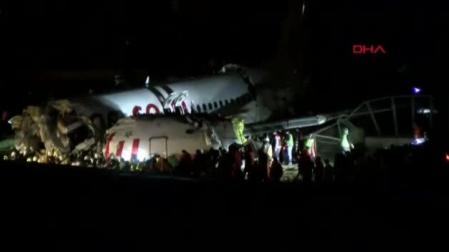 VÍDEO | Un avión se sale de pista en Estambul y se rompe en tres después de aterrizar