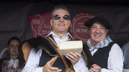 Serafín Zubiri corta en Burgui el primer queso de Roncal de la temporada