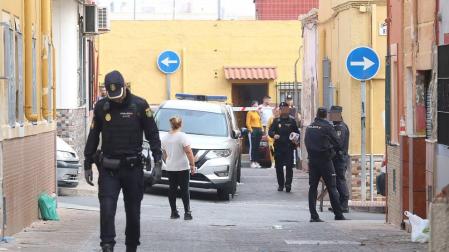 Policías acordonan la calle del barrio almeriense de Pescadería-La Chanca donde se produjo el tiroteo