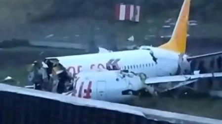 Un avión de pasajeros se sale de la pista en Turquía y se parte en tres trozos
