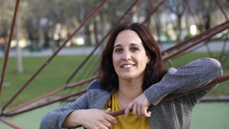 La pamplonesa Cristina Saraldi, el martes por la tarde, en la pirámide de cuerdas de juego infantil del Parque de Antoniutti.