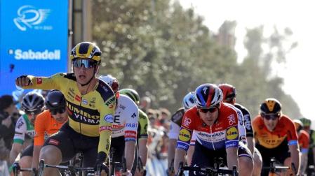 El ciclista holandés del equipo Jumbo-Visma, Dylan Groenewegen (izqda), celebra su victoria en la primera etapa de la 71ª edición de La Vuelta Ciclista a la Comunitat Valenciana disputada entre Castellón y Villarreal.