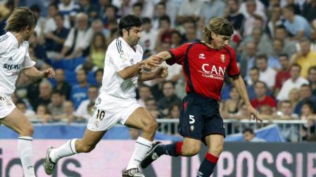 Luis Figo y Pablo García, en un duelo entre Real Madrid y Osasuna.