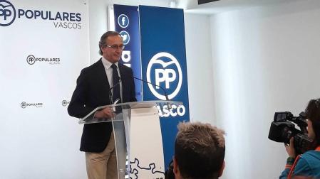 El presidente del PP vasco, Alfonso Alonso en rueda de prensa celebrada en Vitoria.