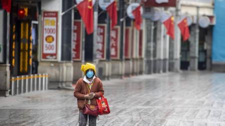 Una mujer se protege con una máscara, en Guangzhou.
