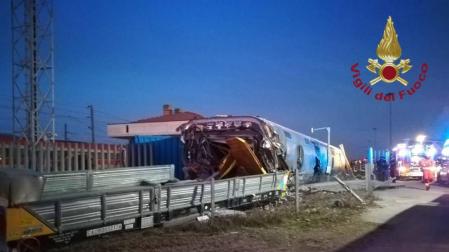 Dos muertos y 27 heridos por el descarrilamiento de un tren de alta velocidad en Italia