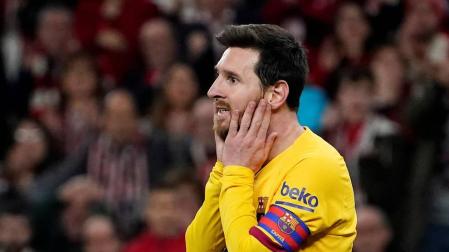Leo Messi se lamenta tras fallar una ocasión.