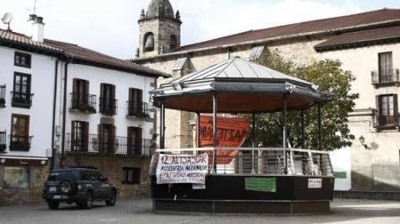 Un vehículo de la Guardia Civil pasa junto al kiosko de la Plaza de Alsasua.