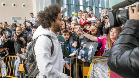 Imágenes de los jugadores del Real Madrid a su llegada al Aeropuerto de Noáin-Pamplona horas antes de disputar el partido frente a Osasuna en El Sadar.