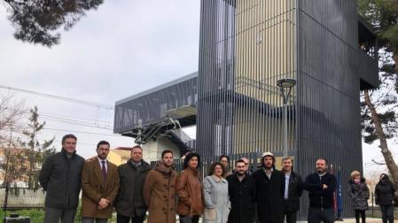 Autoridades delante de la pasarela peatonal inaugurada en Villafranca