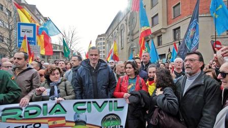 Una ruidosa concentración ante la delegación del Gobierno de España en Navarra, convocada por la Asociación Profesional Justicia Guardia Civil (JUCIL), ha protestado este sábado en Pamplona contra el traspaso de las competencias de tráfico a Navarra.