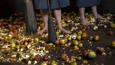 Arizkun revive la elaboración de la sidra a la vieja usanza con el método Kirikoketa, triturando la manzana a ritmo de mazas sincronizadas. Se machacaron un total de 1.500 kilos de manzanas en el lagar Gamioxarrea del siglo XVIII ahora restaurado