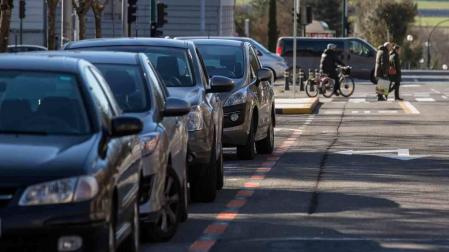 El reto de aparcar en Pio XII, la 'arteria' de Pamplona