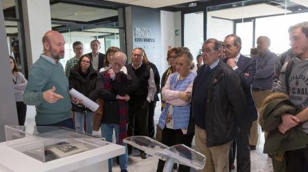 El profesor Francisco Javier Caspistegui explica el contenido de una de las vitrinas.