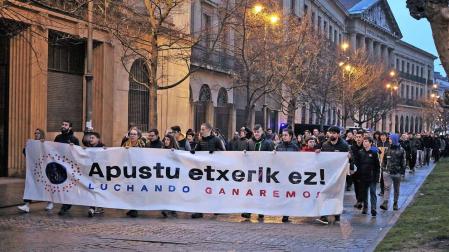 Más de mil personas se manifiestan contra las casas de apuestas en Pamplona