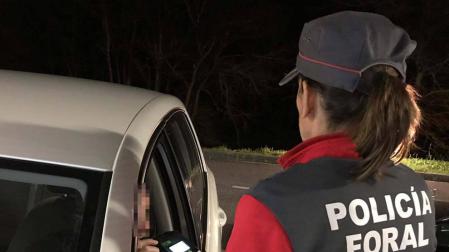 Investigado por conducir sin puntos, dar positivo en alcohol y drogas y usar el móvil