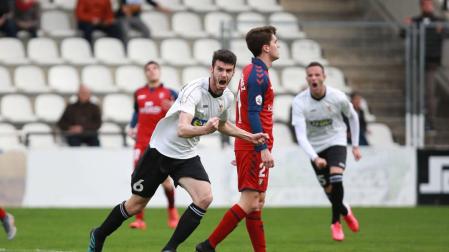 Xabi Cárdenas, del Real Unión, celebra el 1-0 ante la frustración de Javi Martínez, del Promesas.